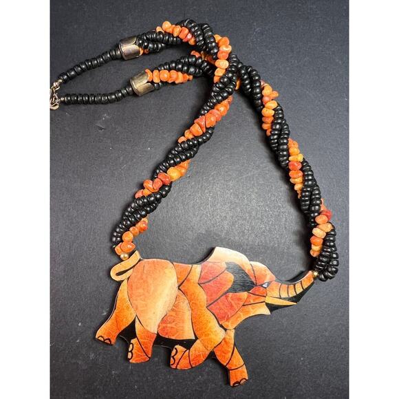 Vintage Lee Sands coral inlay elephant necklace - Picture 2 of 16